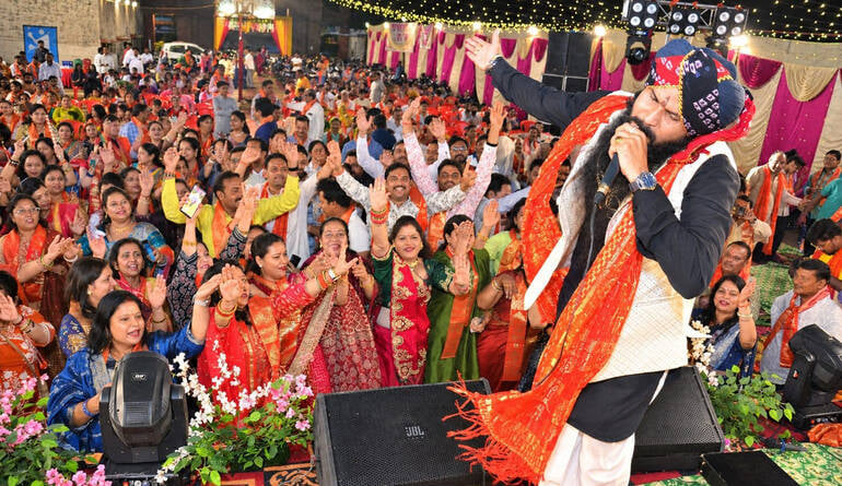 Aligarh News: मेरी अंखियों के सामने ही रहना ओ शेरावाली जगदंबे...