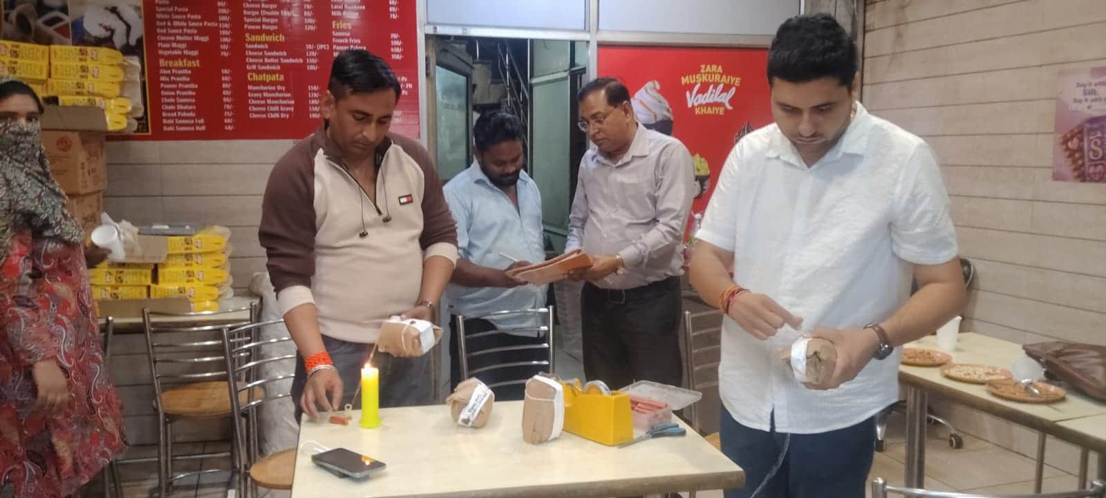 यमुनानगर में मिठाई के सैंपल लेती टीम। विभाग