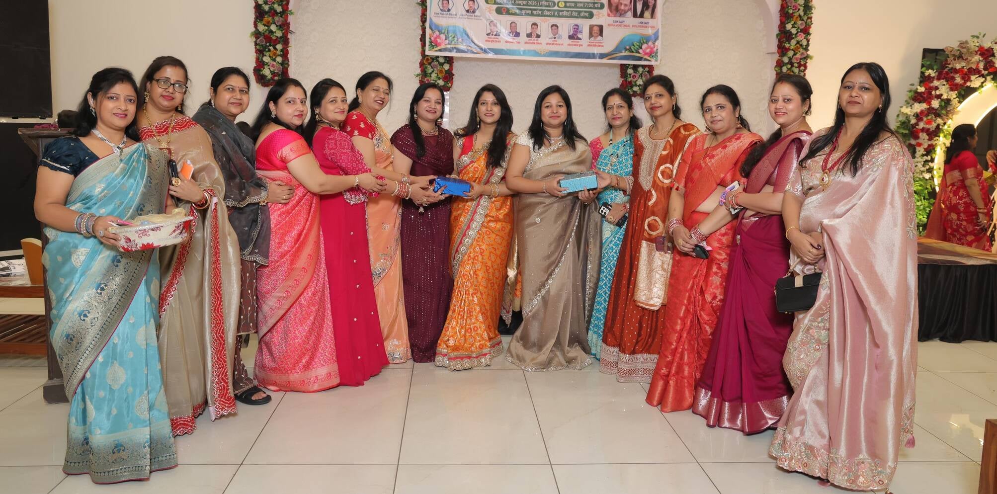 25जेएनडी03: सुहाग बेला करवा महोत्सव मनाते हुए लांयस क्लब सिटी की महिला सदस्य। स्रोत: संगठन