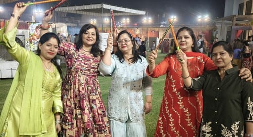 अग्रवाल महिला सभा के दिवाली मेले में डांडिया खेलतीं महिलाएं। संवाद