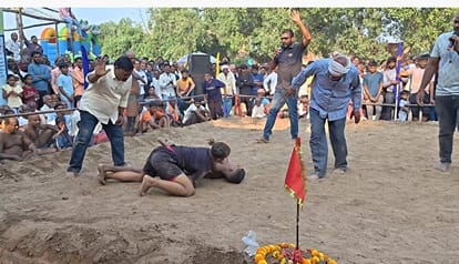 अखाड़े मे पुरुष पहलवान को पटखनी देकर चित करती नेहा  पहलवान।- सोशल मीडिया।