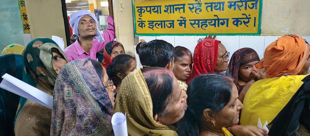 Hathras News: मौसमी बीमारियों के सताए मरीज ले रहे आयुर्वेद की शरण