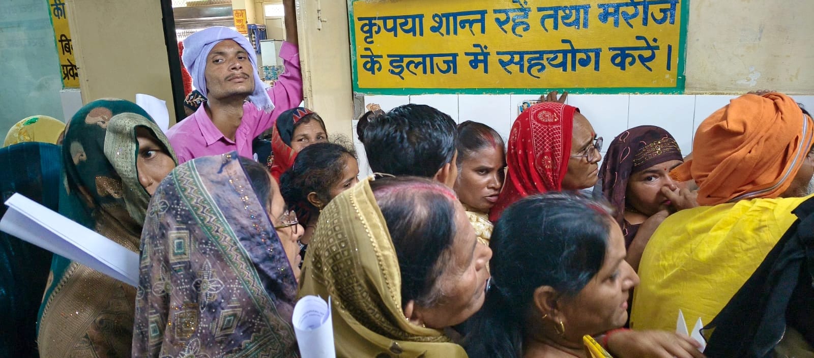 बागला जिला अस्पताल की ओपीडी में लगी मरीजों की भीड़। संवाद