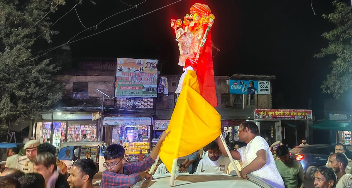 Agra News: ब्रज की माटी में जीवंत हुई महाभारत कालीन परंपरा, धूमधाम से ब्याहे गए टेसू-झांझी