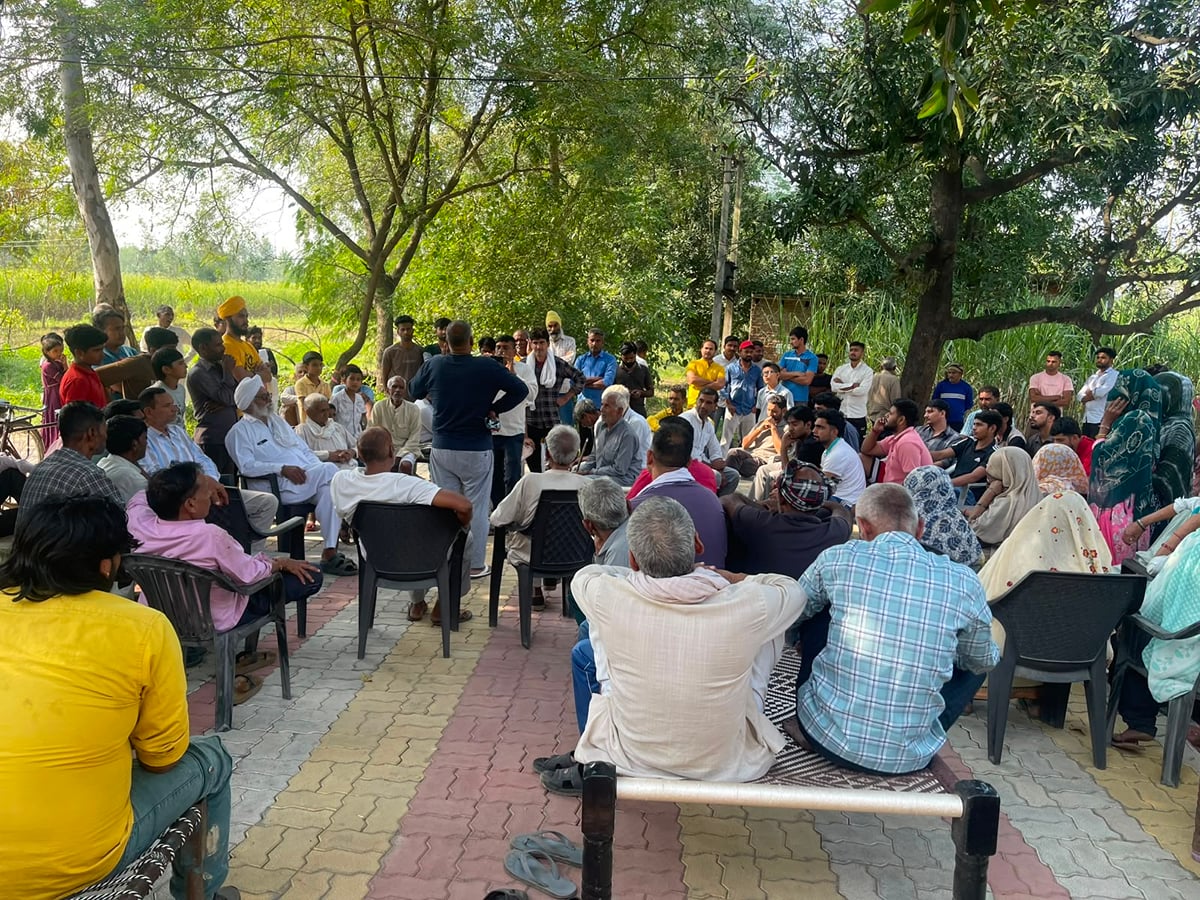 Meerut News: बटावली में केमिकल फैक्टरी के खिलाफ प्रदर्शन, पानी के नमूने लिए