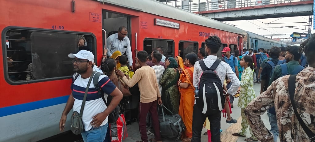 Deoria News: त्योहार पर ट्रेनों में सीटें फुल, बसों से लंबी दूरी तय करना मजबूरी