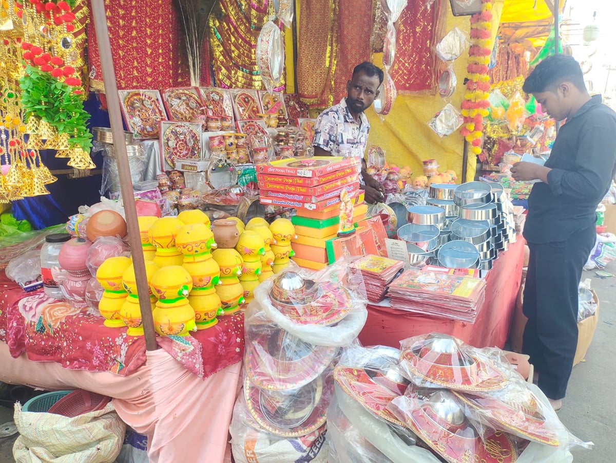 Basti News: करवाचौथ पर बाजार गुलजार, पूजन सामग्री की खरीदारी शुरू