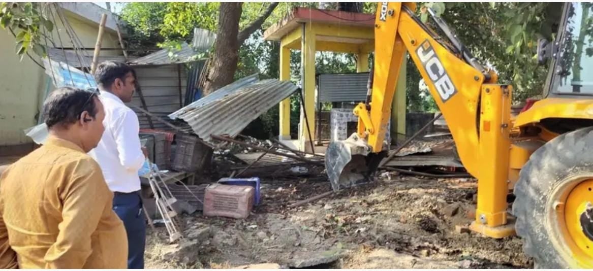 Azamgarh News: बेलइसा मंडी में हटाया गया अतिक्रमण
