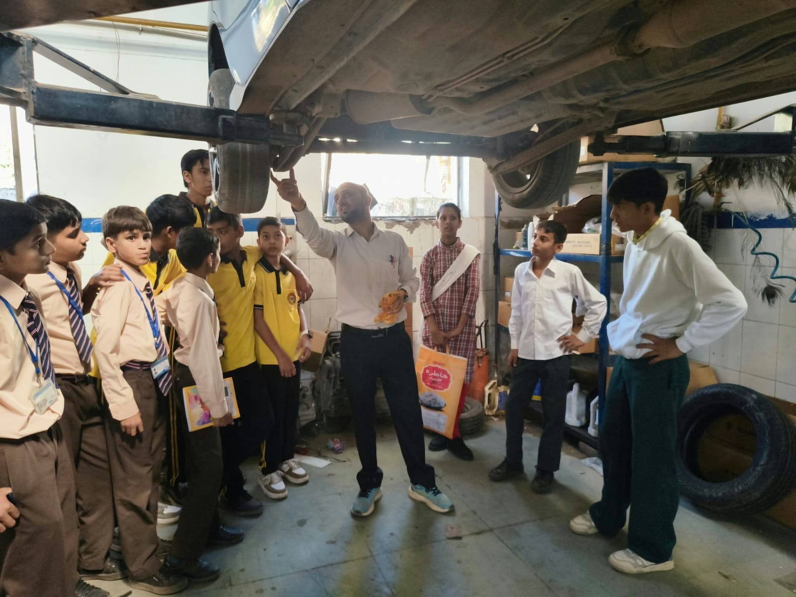 बिलासपुर में वाहन सर्विसिंग की जानकारी प्राप्त करते विद्यार्थी। स्रोत: स्कूल प्रबंधन