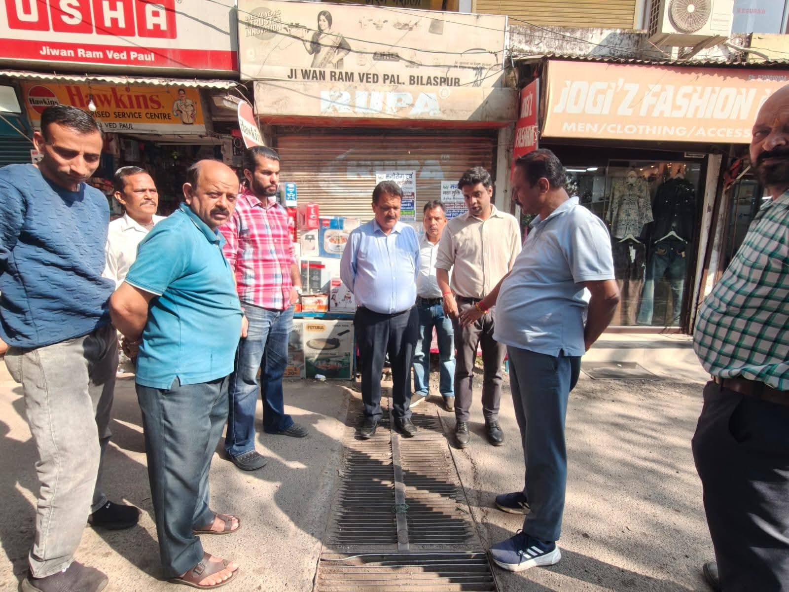 बिलासपुर शहर में निरीक्षण पर पहुंचे हिमुडा निदेशक सदस्य व अधिकारी। स्रोत: जागरूक पाठक