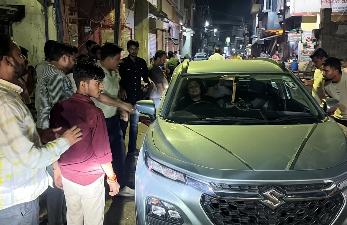 Hathras News: बीच बाजार तेज रफ्तार कार ने युवक को रौंदा, चली गई जान