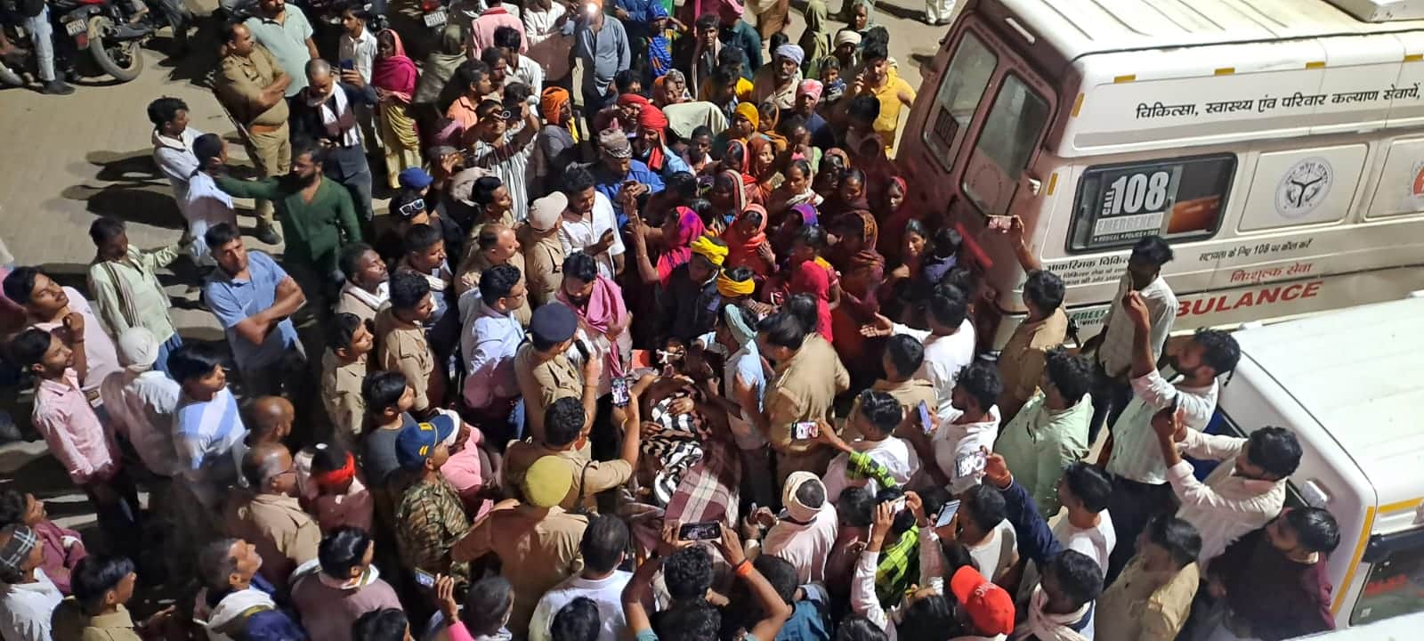 चकिया में निजी अस्पताल के बाहर हंगामा करते लोग। संवाद