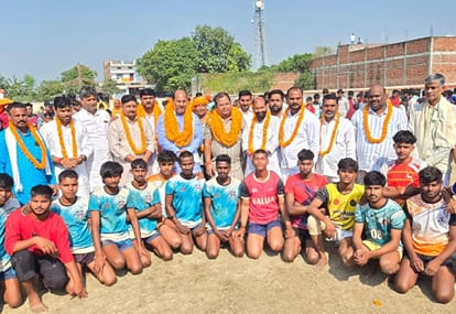 चिलकहर क्षेत्र के पियरिया गांव में आयोजित जननायक चंद्रशेखर फेफना खेल महोत्सव के क्लस्टर-दो की प