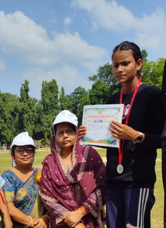 छात्रा को सम्मानित करतीं स्मानित करते प्रधानाचार्या डॉ चंद्रकांति शुक्ला और खेल शिक्षक राहत बा