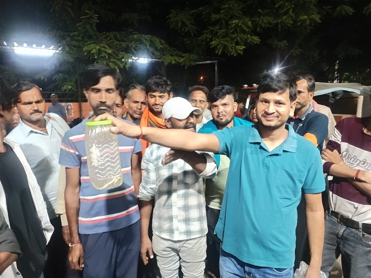 Firozabad News: सांप ने युवक को डसा, परिजन डिब्बे में अस्पताल लाए