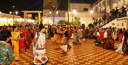 डांडिया कार्यक्रम में शामिल महिलाएं व युवतियां स्रोत आयोजक