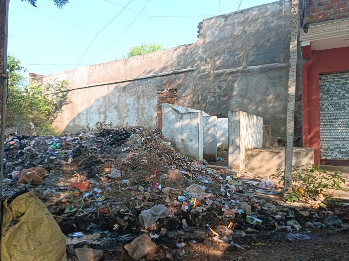 Lalitpur News: अधिकारियों की अनदेखी, बाजार में कचरा<bha>;</bha> ग्रामीण हुए खफा