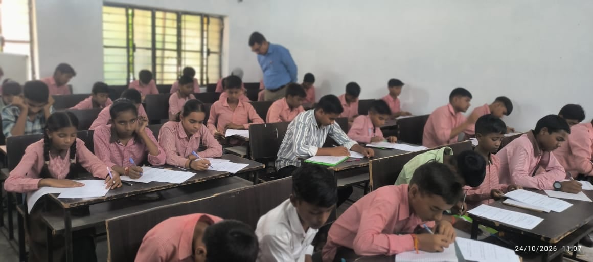 Sant Kabir Nagar News: जिला स्तरीय ओलंपियाड में मानव प्रथम, संजनी द्वितीय