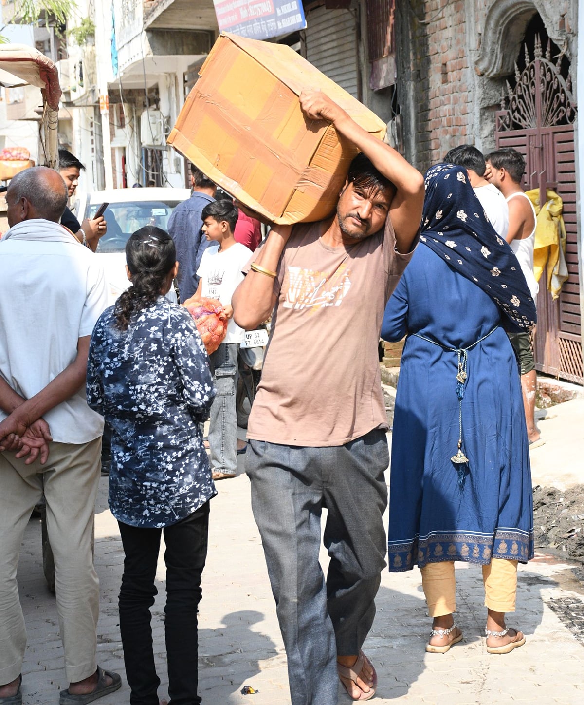Lucknow News: घर मालिकों को राशन, किरायेदार खाली हाथ