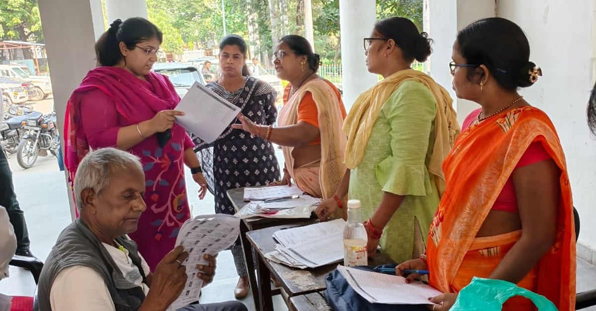 Raebareli News: वोटरलिस्ट में नाम जुड़वाने के लिए भरे फॉर्म