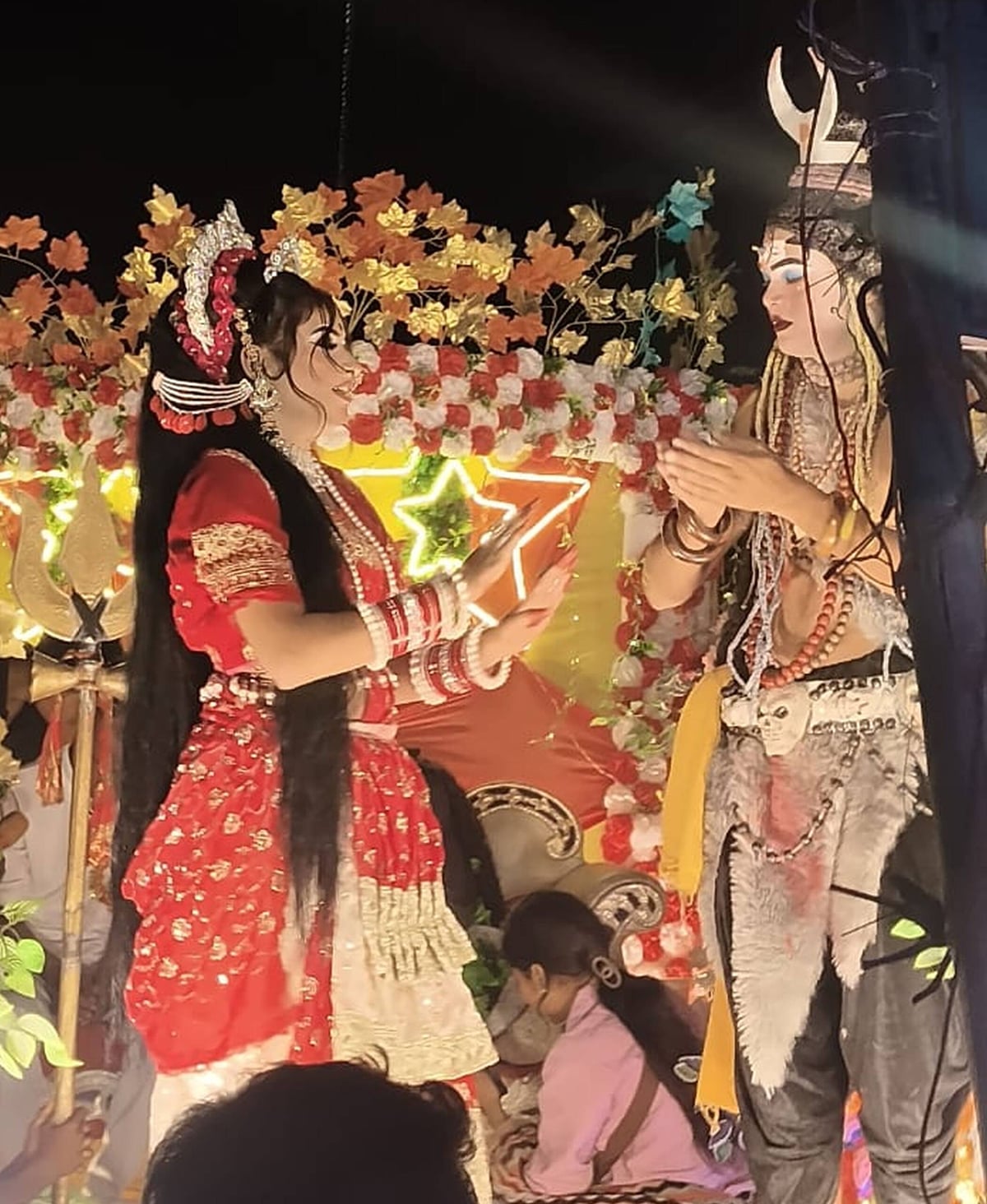 Fatehpur News: परसिद्धपुर में 64वें दशहरा समारोह में दिखीं आकर्षक झांकियां