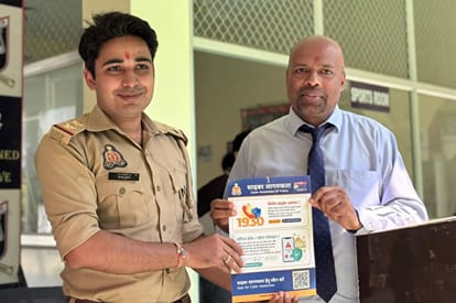 फोटो-09- सेंट जेवियर्स हाईस्कूल में प्रधानाचार्य को पंफलेट प्रदान करते साइबर सेल प्रभारी। स्रोत