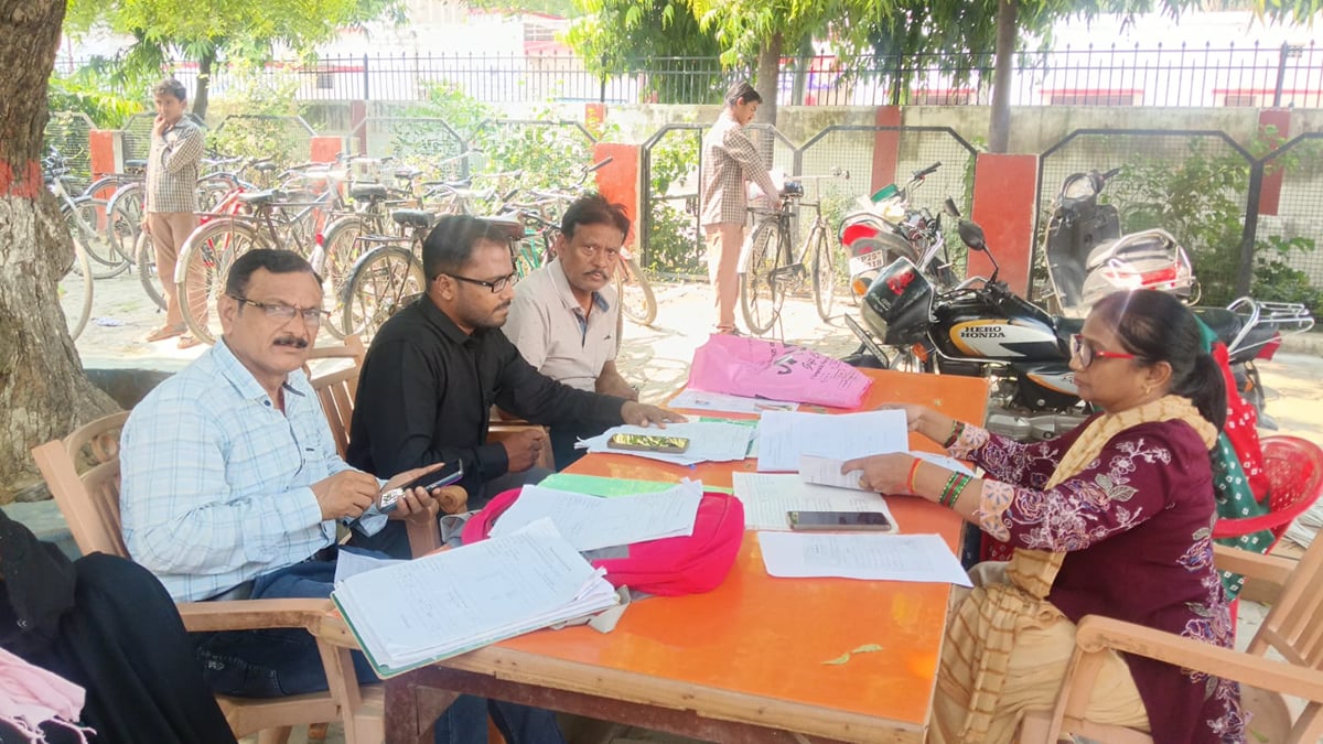 Etawah News: किसी का नाम गायब तो कहीं पुरुष को बना दिया महिला, मतदाता परेशान