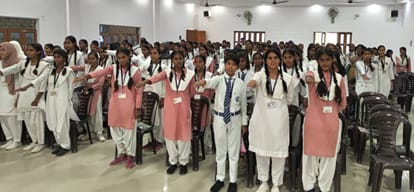 फोटो-13-सुल्तानपुर घोष स्थित गणेश शंकर विद्यार्थी बालिका इंटर कॉलेज में शपथ लेती बालिकाएं। संवा