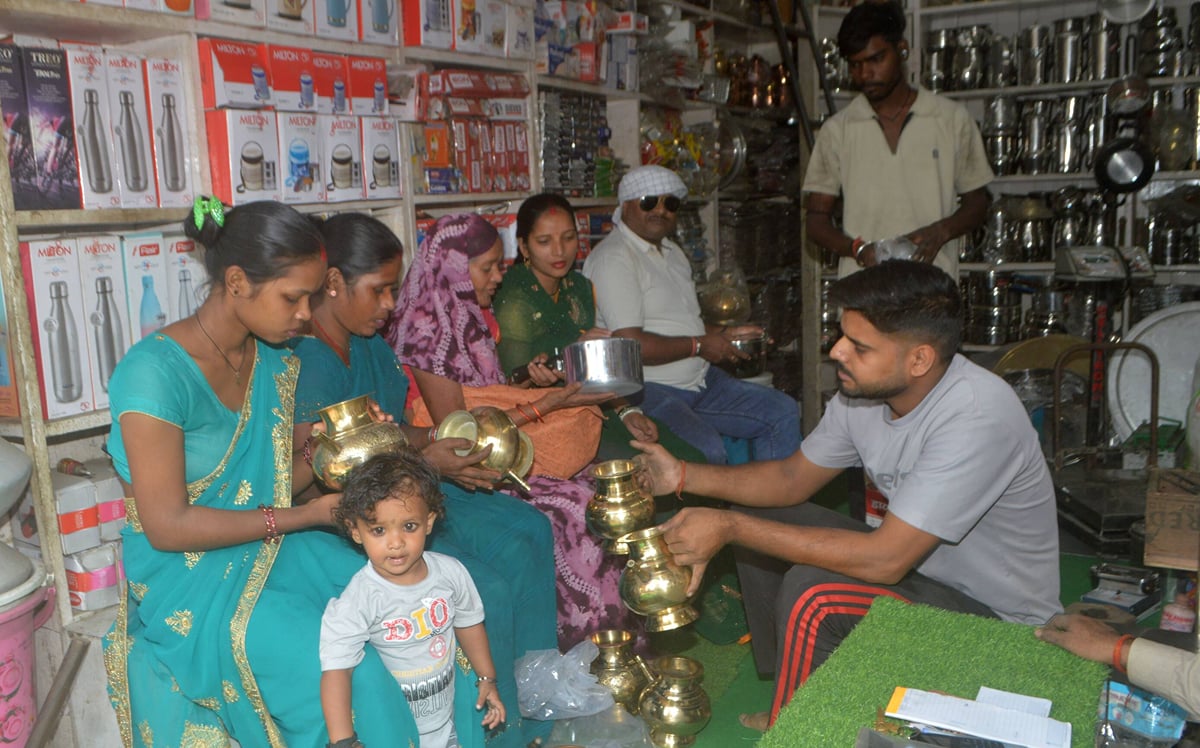Hardoi News: पीतल की चमक से बाजार सजाने में जुटे कारोबारी
