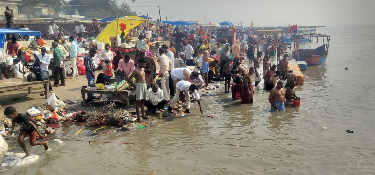 Kasganj News: शरद पूर्णिमा पर श्रद्धालुओं ने लगाई गंगा में डुबकी