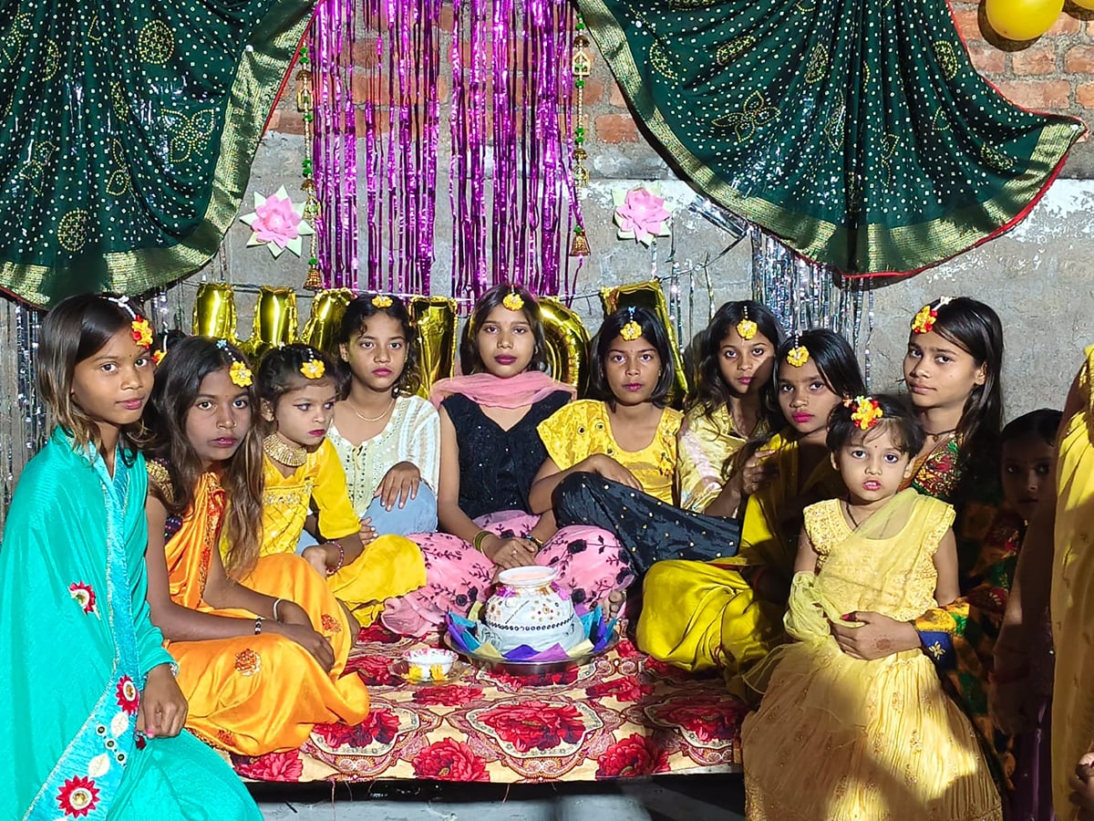 Auraiya News: झेंझी की हल्दी-मेहंदी में डीजे की धुन पर थिरकीं महिलाएं