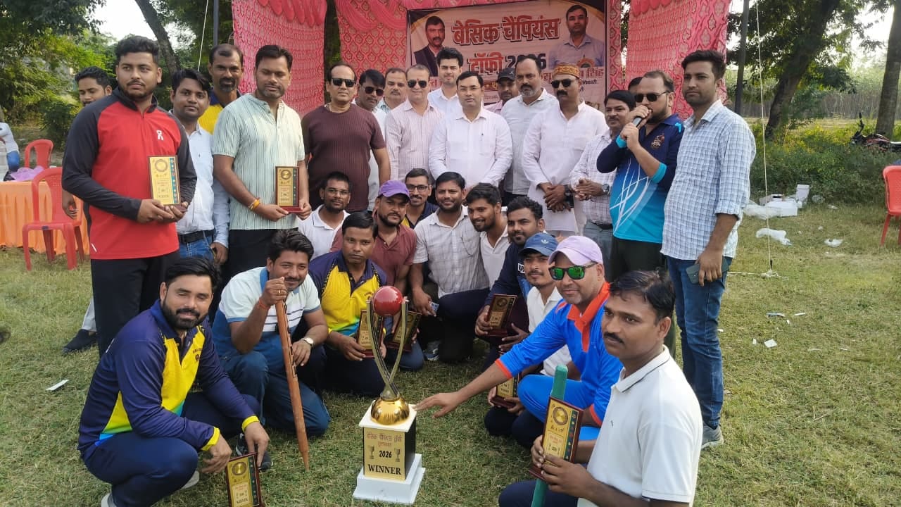 फोटो 18 विजेता कप के साथ खुशी मनाते किशनी किंग्स के खिलाड़ी और मौजूद बीएसए सूर्यप्रताप सिंह। स्