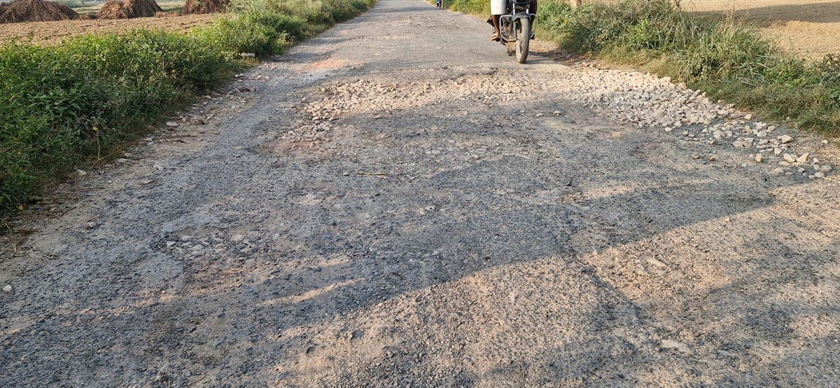 Etawah News: पांच किमी सड़क पर गड्ढे व फैली बजरी, रोक रही रफ्तार
