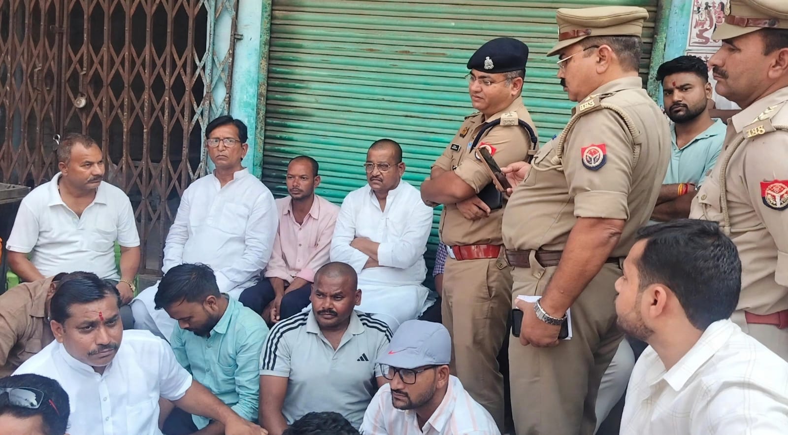 फोटो-24-कोतवाली नगर के सामने धरने पर बैठे राज्यमंत्री रामकेश निषाद व अन्य। संवाद