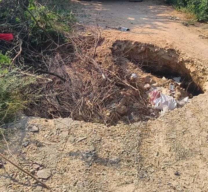 Hamirpur News: ढाई किलोमीटर की सड़क में 20 बड़े गड्ढे, जोखिम में जान