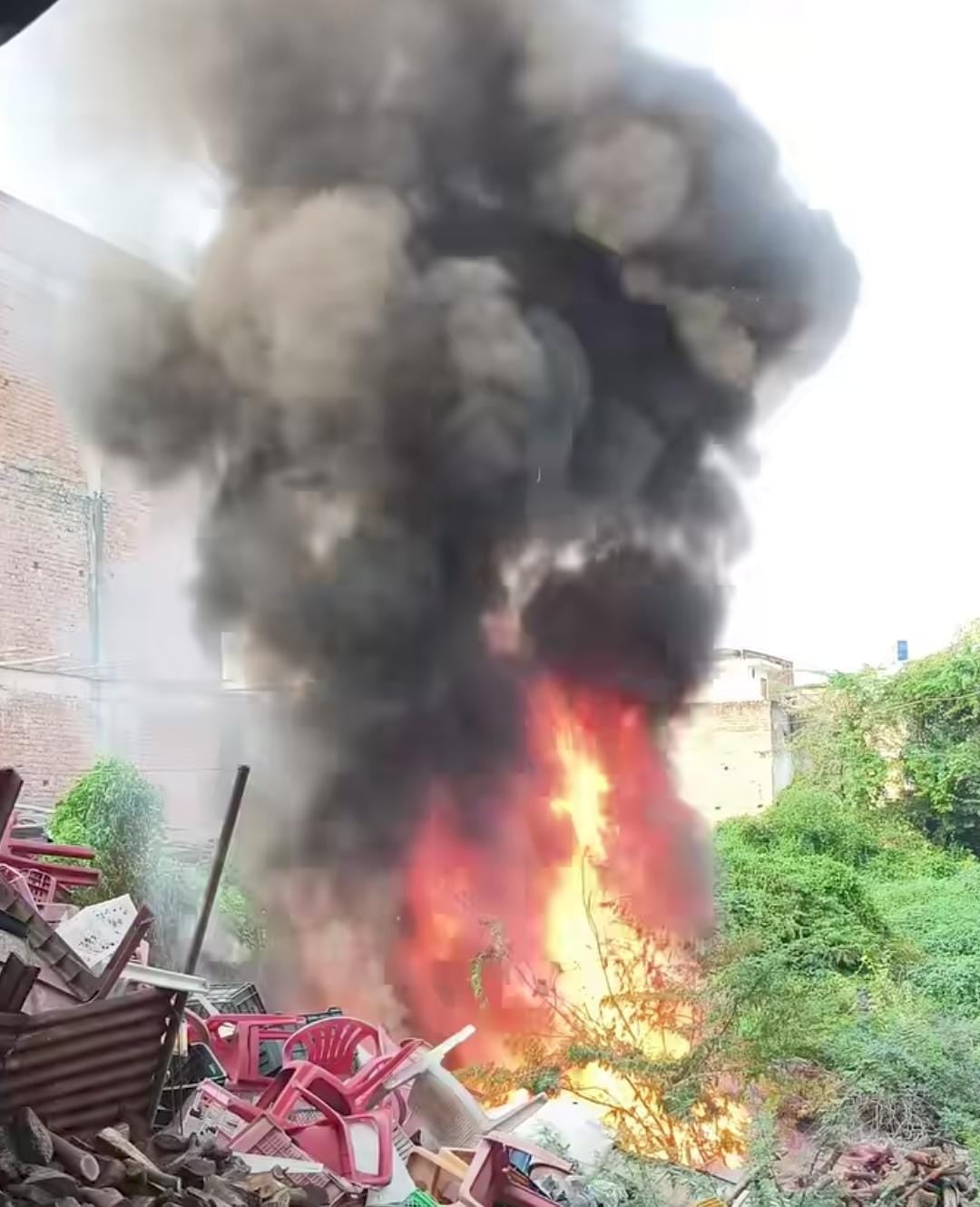 Hamirpur News: कबाड़ की दुकान में लगी आग