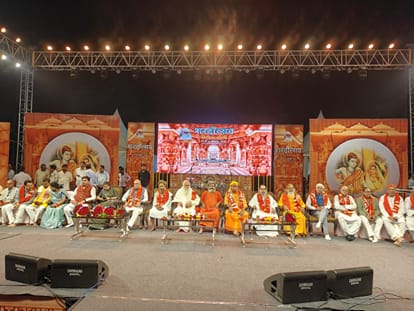 फोटो 25 सीकेटीपी 31 कार्यक्रम में मंचासीन यूपी-एम सरकार के मंत्री, संत व अधिकारी। स्रोत: आयोजक