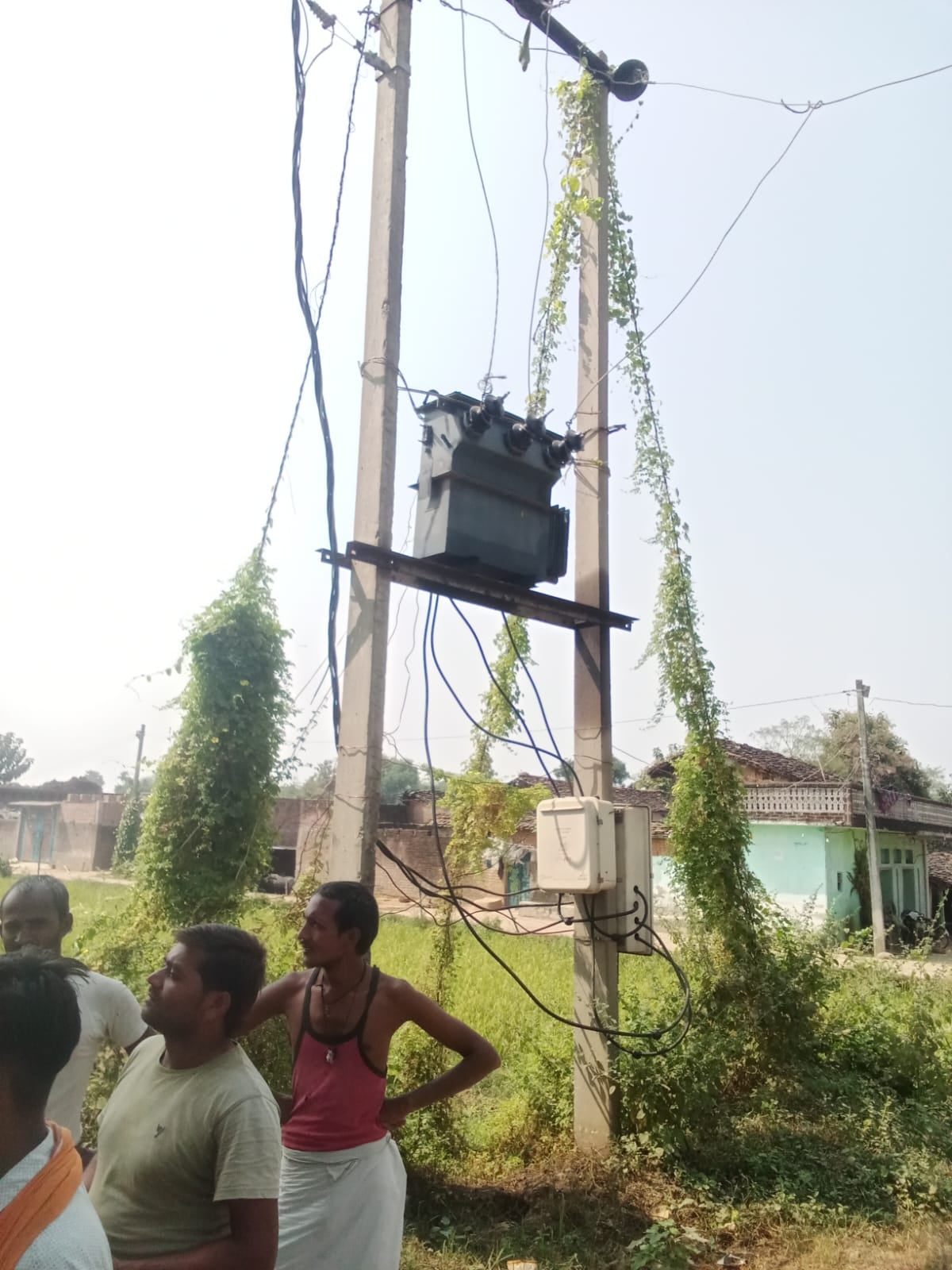 Banda News: बिल बकाया होने पर गांव की बिजली काटी