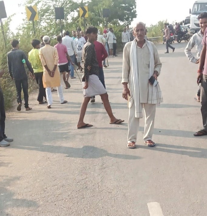 Banda News: ट्रक के पहिये में फंसा युवक, 10 मीटर तक घिसटने से दो हिस्सों में बंटा शव