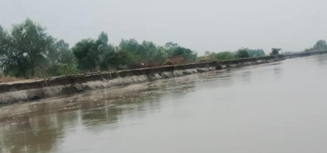 Hardoi News: गंगा में पानी घटने के साथ कटान शुरू, मकान बहा
