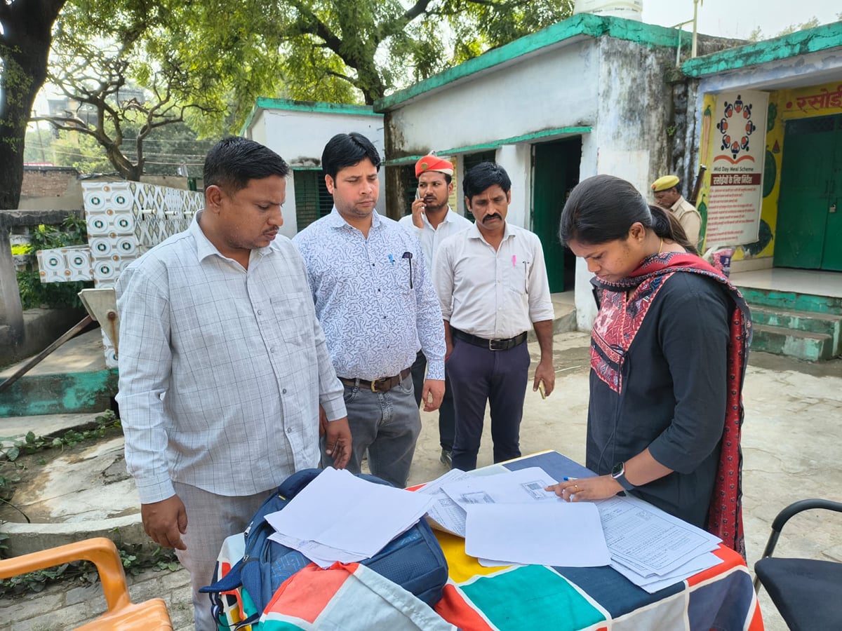 Etawah News: जमा प्रपत्रों के साथ फोटो का भी बीएलओ करें मिलान
