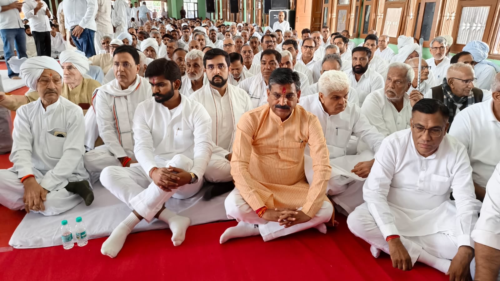 फोटो 7 नरवाना। शोक व्यक्त करते हुए कैबिनेट मंत्री कृष्ण कुमार बेदी। स्रोत प्रशासन।