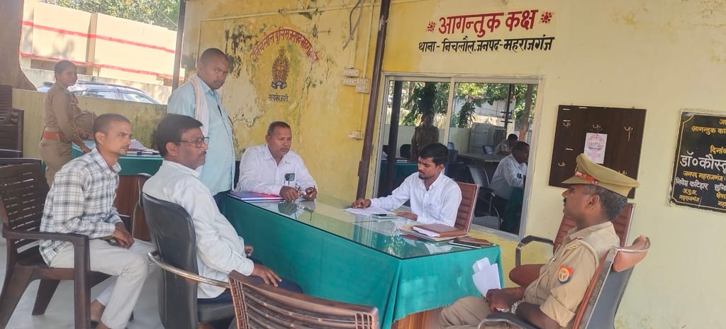 फोटो परिचय: निचलौल थाना परिसर के आगंतुक कक्ष में फरियादियों की समस्याएं सुनते नायब तहसीलदार अं