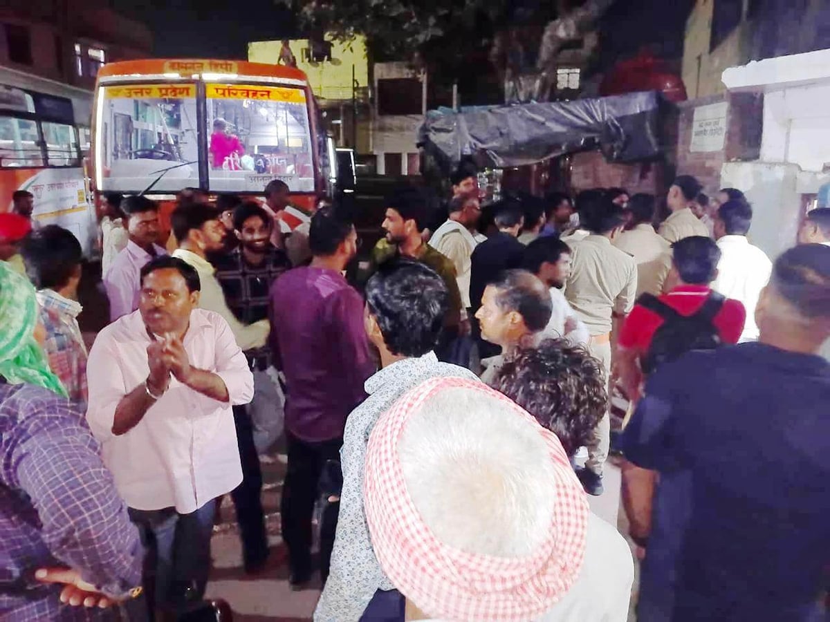 Kasganj News: बस के आगे बाइक मोड़ने पर भिड़े चालक और युवक