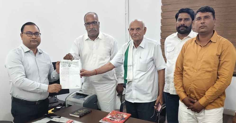 Hapur News: दस गांवों से उठी सिंभावली, ब्रजनाथपुर चीनी मिल के केंद्र हटाने की मांग, समिति के सचिवों को दिए प्रस्ताव