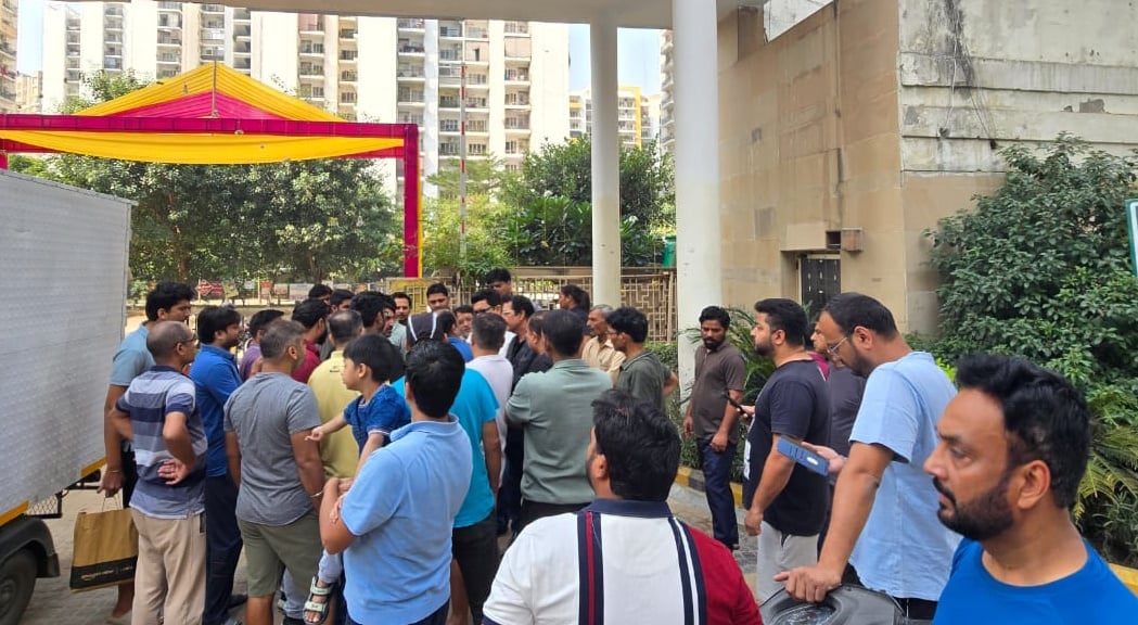 Noida News: अजनारा होम्स में फिर भड़का विवाद, निवासियों ने बंद किया मुख्य गेट
