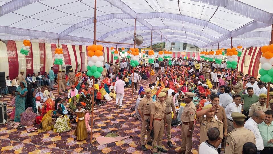 Ballia News: बायोमेट्रिक से सत्यापन के बाद 76 जोड़ों ने थामा एक-दूजे का हाथ