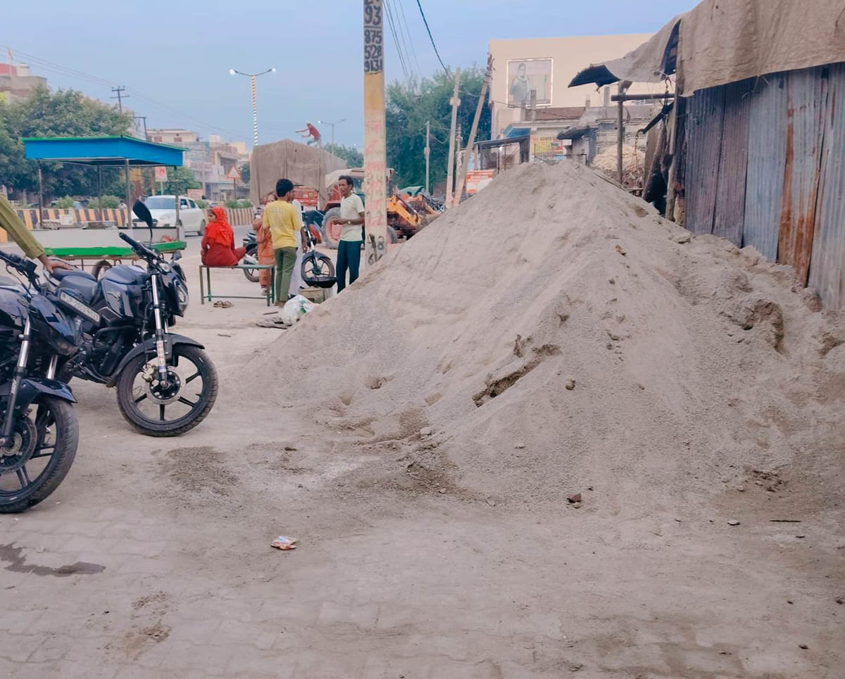 Hapur News: गढ़ में जगह-जगह खुले में पड़ा बिल्डिंग मैटेरियल बढ़ा रहा प्रदूषण, राहगीर परेशान