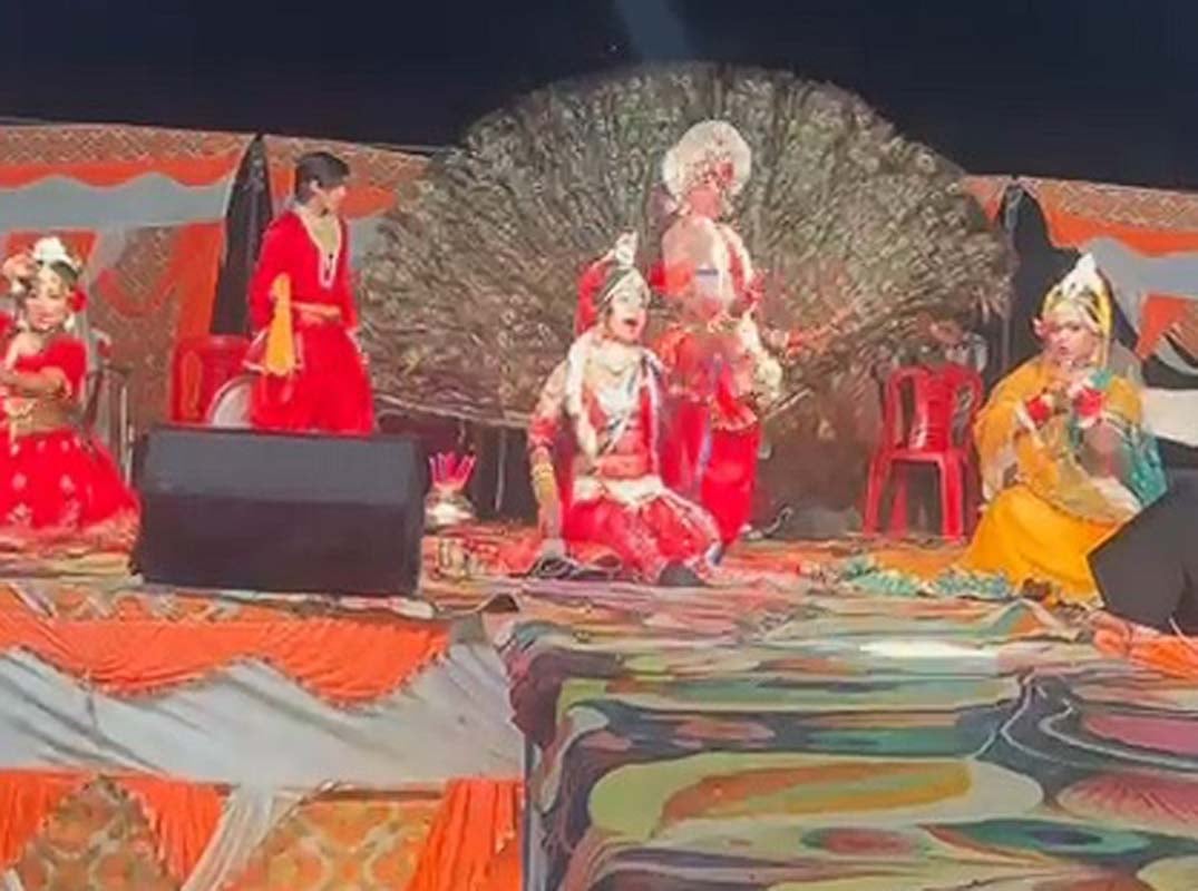 Shahjahanpur News: मलिका के दुर्गा मंदिर में रातभर गूंजे माता रानी के जयकारे