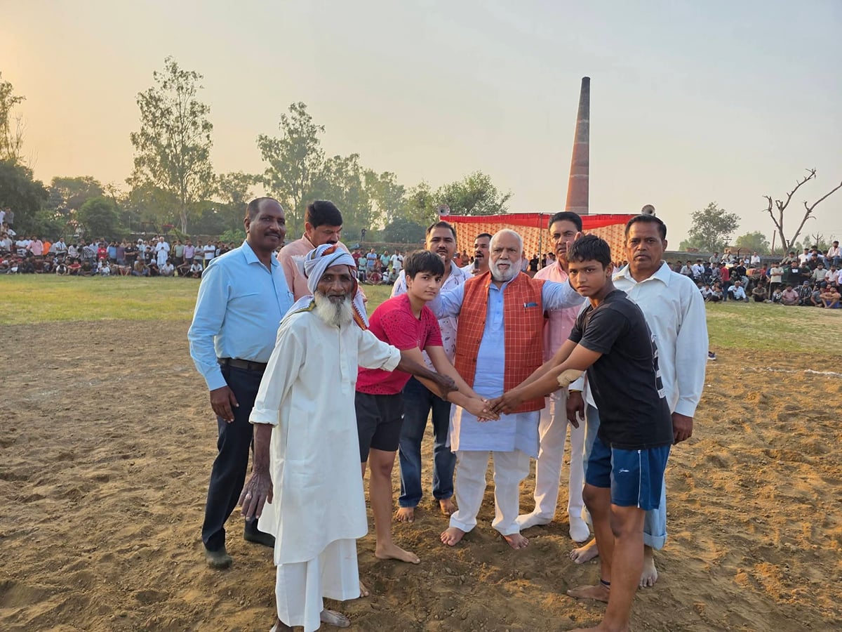 Meerut News: सिसौली दुर्गा मंदिर पर दंगल में पहलवानों ने दिखाया दमखम